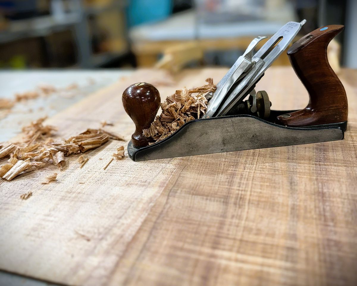 Jointing and thicknessing the plates &ndash; photograph 1 of 10