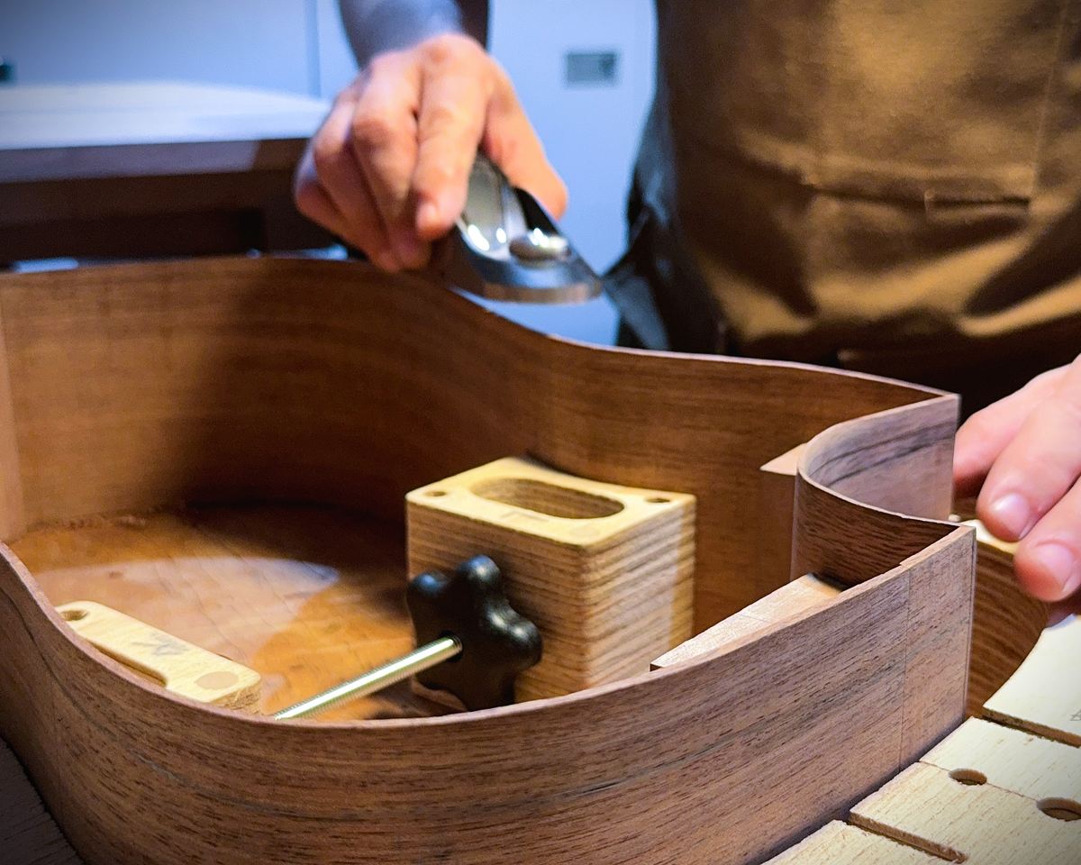 Bending, lining and closing the box &ndash; photograph 5 of 10